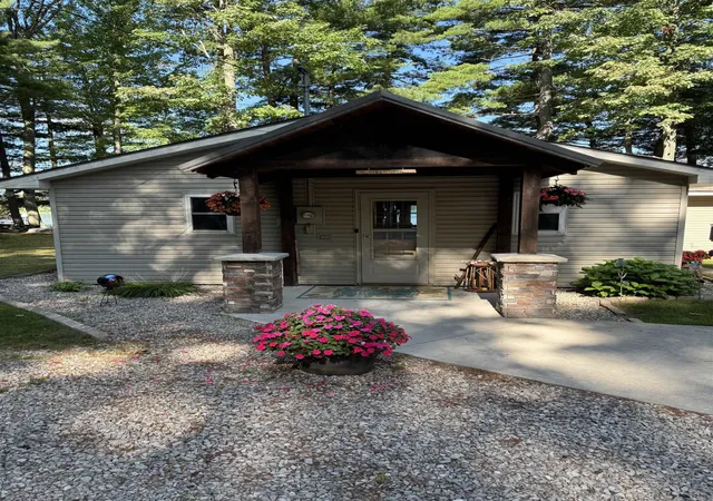 Photo 5 of Single family home for sale at 840 S Oak Dr, Lake City, MI 49651 | MLS# 78080072581 | Listing updated on 2026-09-03