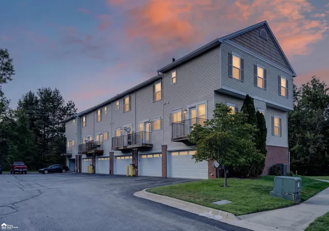 Photo 3 of Condo for sale at 804 Eagle Dr, Fenton, MI 48430 | MLS# 5050219196 | Listing updated on 2026-09-14