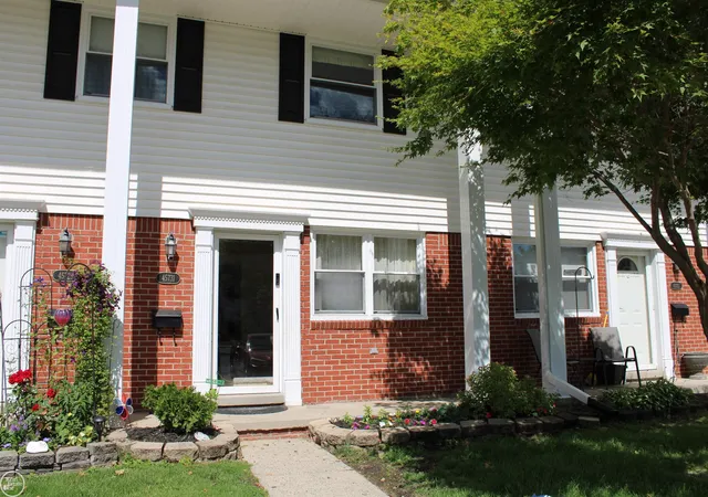 3rd image of 45731 Kensington St, Utica, MI 48317 | MLS# 58050219197