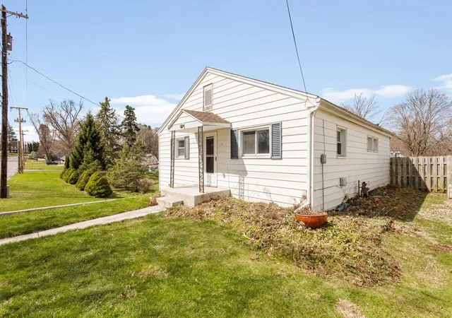 Photo 2 of Single family home for sale at 204 Terre Coupe St, Buchanan, MI 49107 | MLS# 69026043959 | Listing updated on 2026-08-27
