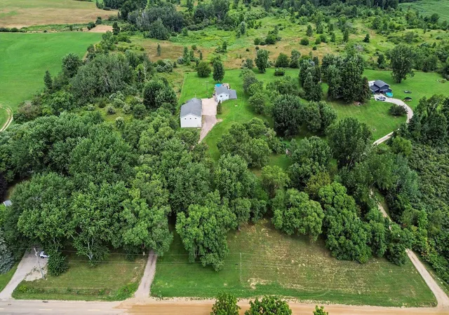 Photo 3 of Single family home for sale at 6793 Carmody Rd, Coloma, MI 49038 | MLS# 69026043958 | Listing updated on 2026-09-17