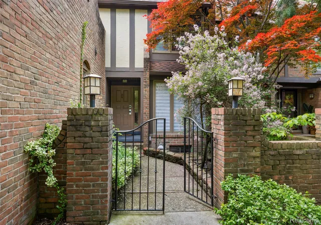 Listing Photo 4 - Condo for sale in building located at 13 Timberlane Ct, Dearborn, MI 48126