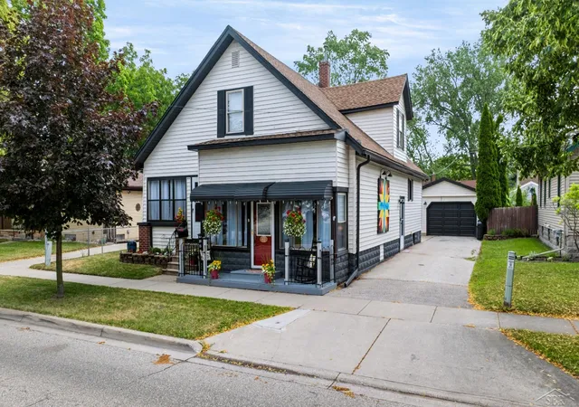 Photo 1 of Single family home for sale at 615 Pine St, Essexville, MI 48732 | MLS# 61050219215 | Listing updated on 2026-10-03