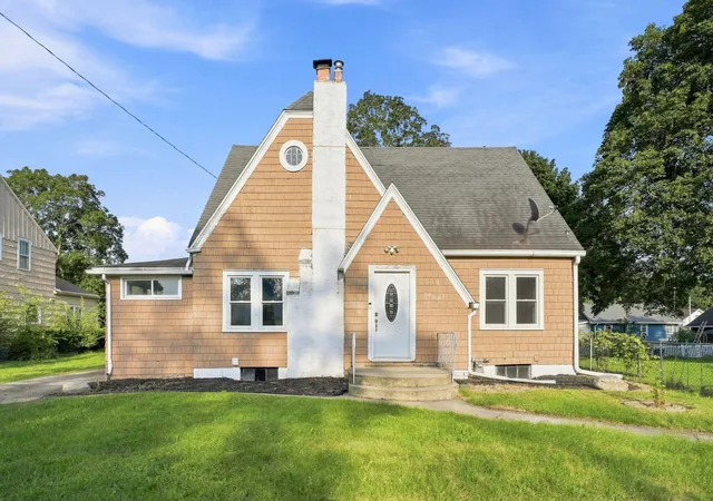 2nd image of 136 E Ave N, Battle Creek, MI 49017 | MLS# 65026043969