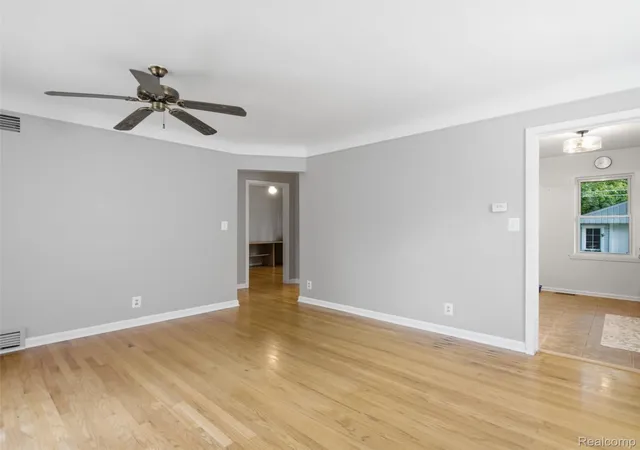Photo 4 of Single family home for sale at 602 Dewey St, Royal Oak, MI 48067 | MLS# 20261066652 | Listing updated on 2026-10-07
