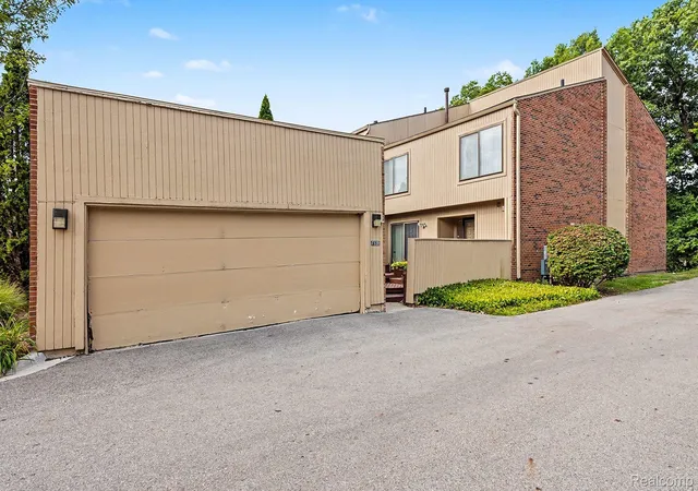 Photo 2 of Condo for sale at 7320 Balsam Ct, West Bloomfield, MI 48322 | MLS# 20261066663 | Listing updated on 2026-09-15