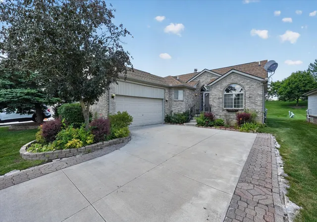 Photo 3 of Condo for sale at 3527 New Boston Dr, Sterling Heights, MI 48314 | MLS# 58050219233 | Listing updated on 2026-09-11