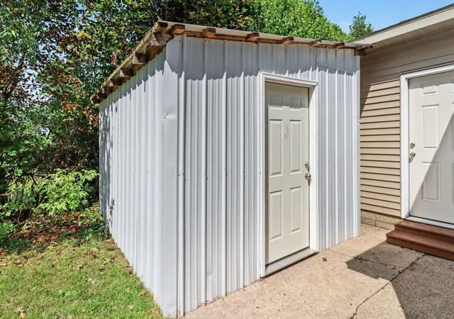 17th image of 516 Evart St, Cadillac, MI 49601 | MLS# 65026044023