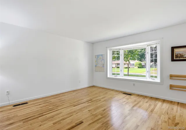 Photo 3 of Single family home for sale at 6271 Peach Dr, Clarkston, MI 48346 | MLS# 20261066775 | Listing updated on 2026-10-18