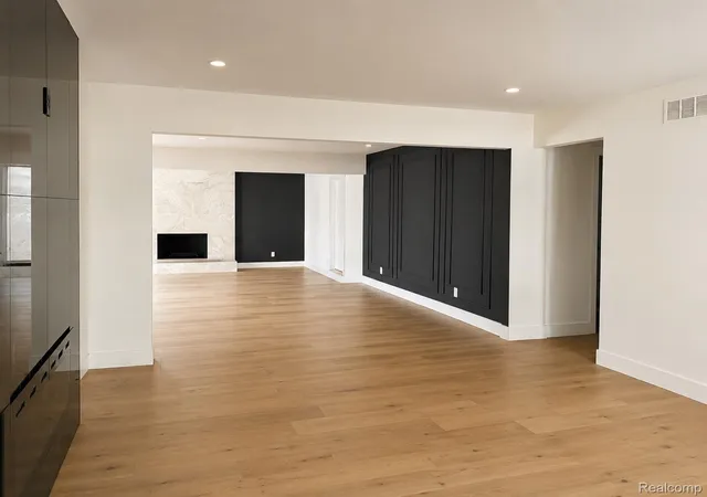 Photo 4 of Single family home for sale at 39501 Cobridge Dr, Clinton Charter Township Macomb, MI 48038 | MLS# 20261066782 | Listing updated on 2026-08-27