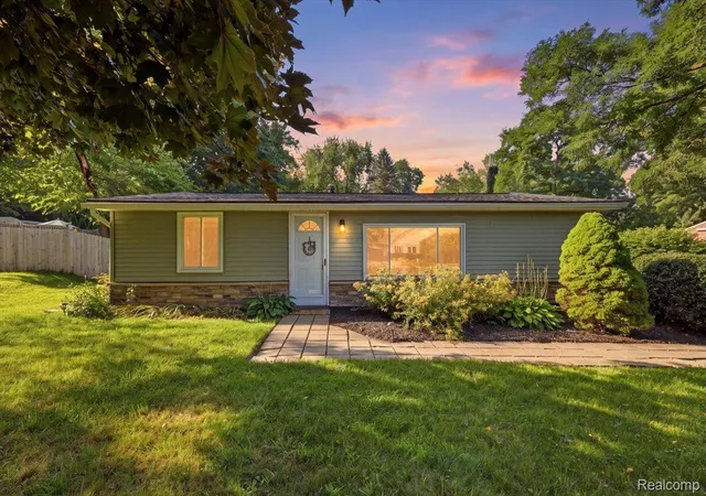Photo 1 of Sale Pending at 9239 Villa Crest Dr, Springfield Charter Township Oakland, MI 48346 | MLS# 20261066789 | Listing updated on 2026-09-14