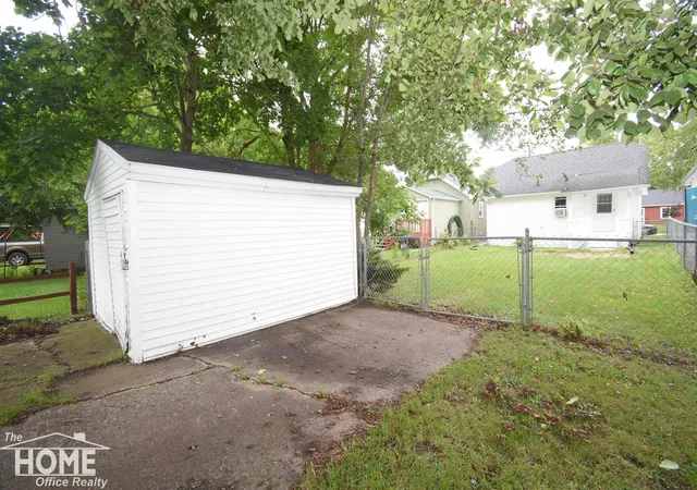 16th image of 834 Broadway Ave, Owosso, MI 48867 | MLS# 5050219284