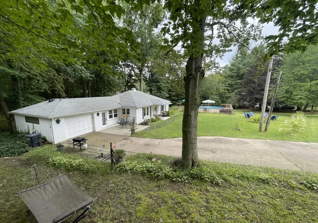 Photo 1 of Sale Pending at 2982 W Bundy Rd, Coloma, MI 49038 | MLS# 53026044152 | Listing updated on 2026-09-16
