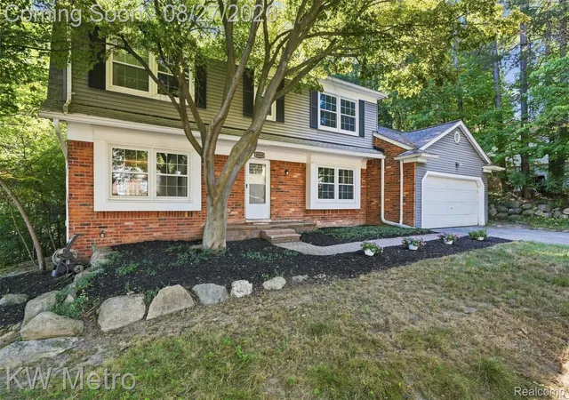 Photo 3 of Single family home for sale at 4769 Hardwoods Dr, West Bloomfield Charter Township Oakland, MI 48323 | MLS# 20261066813 | Listing updated on 2026-09-12