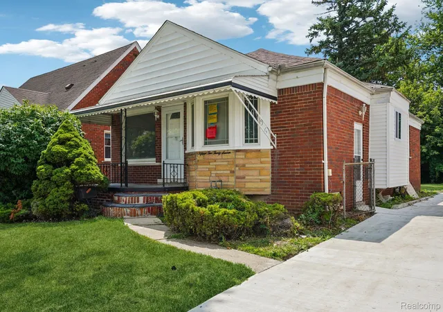 Photo 3 of Single family home for sale at 15237 Warwick Ave, Allen Park, MI 48101 | MLS# 20261066820 | Listing updated on 2026-08-21