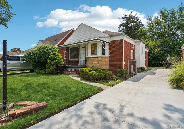 Photo 4 of Single family home for sale at 15237 Warwick Ave, Allen Park, MI 48101 | MLS# 20261066820 | Listing updated on 2026-08-21