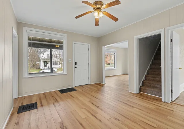 Photo 4 of Single family home for sale at 154 Carrier St NE, Grand Rapids, MI 49505 | MLS# 53026044167 | Listing updated on 2026-09-16