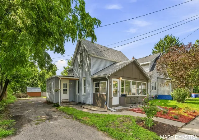 Photo 1 of Single family home for sale at 823 Prospect Ave Ne, Grand Rapids, MI 49503 | MLS# 71026044170 | Listing updated on 2026-09-30