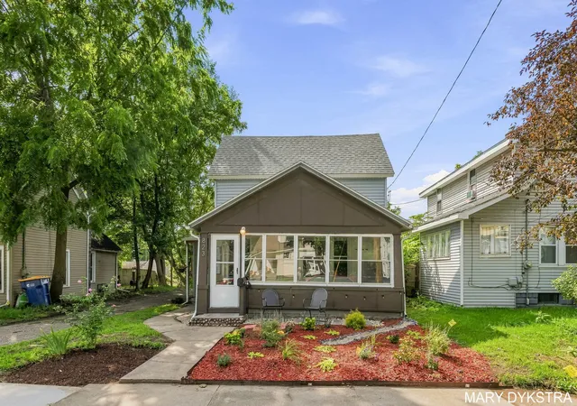 Photo 1 of Single family home for sale at 823 Prospect Ave Ne, Grand Rapids, MI 49503 | MLS# 71026044170 | Listing updated on 2026-10-19