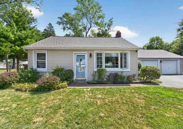 Photo 1 of Single family home for sale at 923 Sarena Ave, Waterford Charter Township Oakland, MI 48327 | MLS# 20261066846 | Listing updated on 2026-09-14