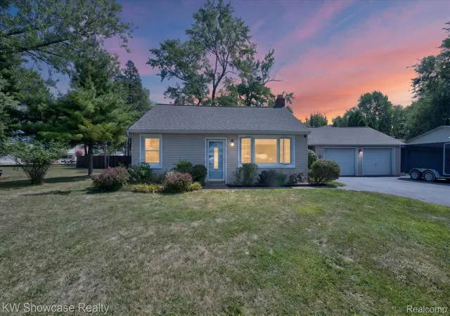 Photo 2 of Single family home for sale at 923 Sarena Ave, Waterford Charter Township Oakland, MI 48327 | MLS# 20261066846 | Listing updated on 2026-09-14
