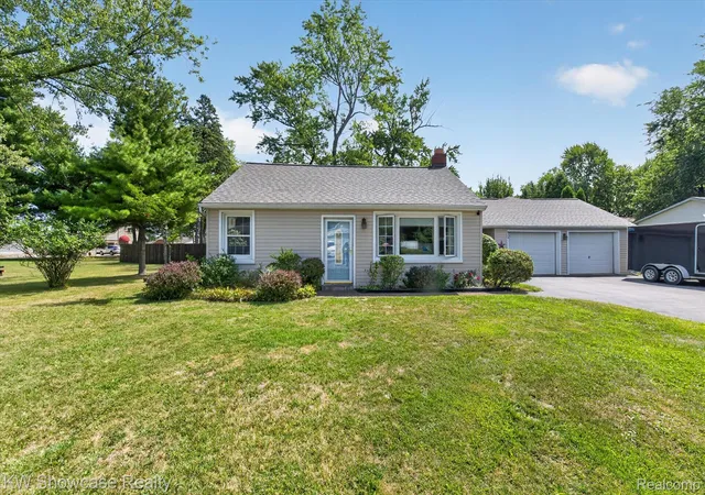 Photo 2 of Single family home for sale at 923 Sarena Ave, Waterford Charter Township Oakland, MI 48327 | MLS# 20261066846 | Listing updated on 2026-09-14