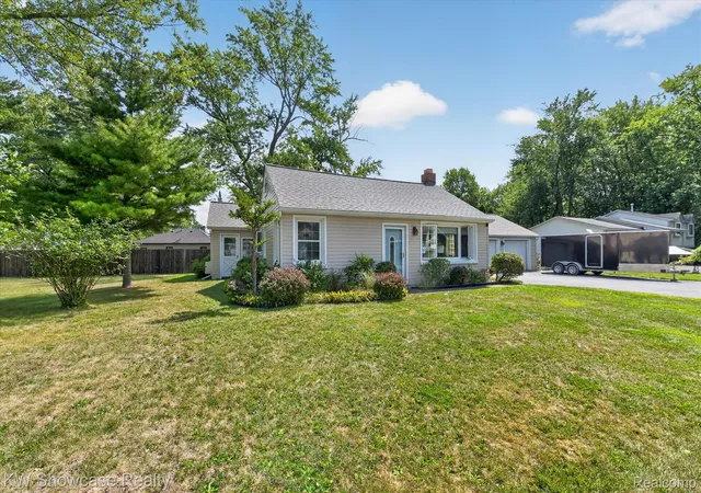Photo 3 of Single family home for sale at 923 Sarena Ave, Waterford Charter Township Oakland, MI 48327 | MLS# 20261066846 | Listing updated on 2026-09-14