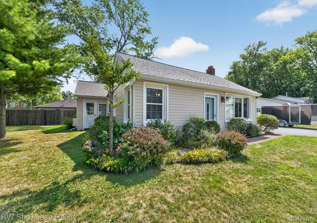 Photo 4 of Single family home for sale at 923 Sarena Ave, Waterford Charter Township Oakland, MI 48327 | MLS# 20261066846 | Listing updated on 2026-09-14