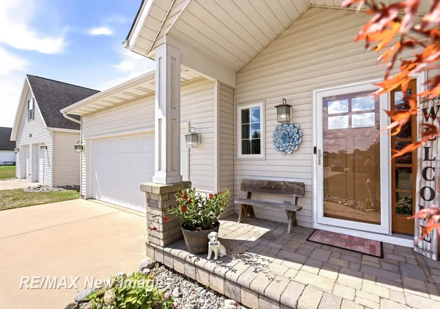 Photo 3 of Single family home for sale at 4881 N Gleaner Rd, Freeland, MI 48623 | MLS# 61050219302 | Listing updated on 2026-09-14