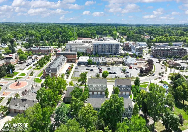 Listing Photo 2 - Condo for sale in building located at 3327 Parkways Blvd, Auburn Hills, MI 48326 - Unit #