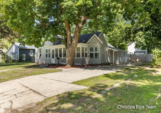 3rd image of 412 W Montcalm St, Greenville City Montcalm, MI 48838 | MLS# 65026044204