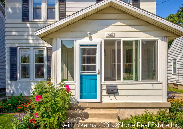 5th image of 1807 Martindale Ave Sw, Wyoming City Kent, MI 49509 | MLS# 65026044229