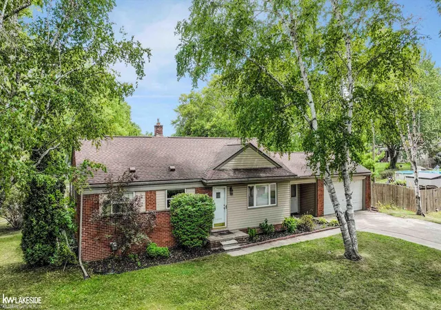 Photo 3 of Single family home for sale at 39340 Ferris St, Clinton Charter Township Macomb, MI 48036 | MLS# 58050219335 | Listing updated on 2026-08-21