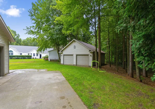 Photo 3 of Single family home for sale at 15250 Hofma Dr, Grand Haven Charter Township Ottawa, MI 49417 | MLS# 71026044235 | Listing updated on 2026-09-03