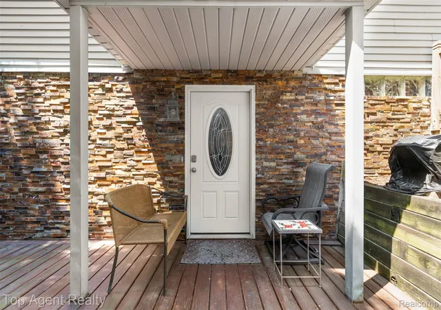 Photo 3 of Single family home for sale at 312 Beach Dr, Oakland Charter Township Oakland, MI 48363 | MLS# 20261066927 | Listing updated on 2026-09-06
