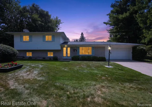 Photo 1 of Single family home for sale at 219 Allen Lake Dr, White Lake Charter Township Oakland, MI 48386 | MLS# 20261066929 | Listing updated on 2026-09-06