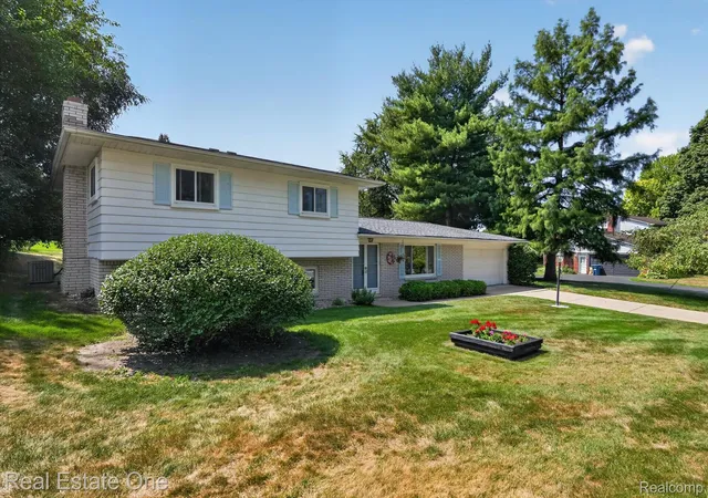 Photo 2 of Single family home for sale at 219 Allen Lake Dr, White Lake Charter Township Oakland, MI 48386 | MLS# 20261066929 | Listing updated on 2026-09-06