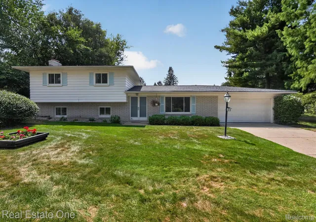 Photo 3 of Single family home for sale at 219 Allen Lake Dr, White Lake Charter Township Oakland, MI 48386 | MLS# 20261066929 | Listing updated on 2026-09-06