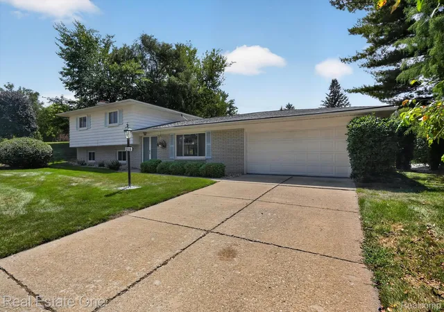 Photo 3 of Single family home for sale at 219 Allen Lake Dr, White Lake Charter Township Oakland, MI 48386 | MLS# 20261066929 | Listing updated on 2026-09-06