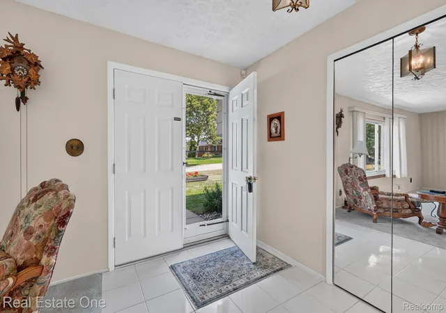 Photo 4 of Single family home for sale at 219 Allen Lake Dr, White Lake Charter Township Oakland, MI 48386 | MLS# 20261066929 | Listing updated on 2026-09-06