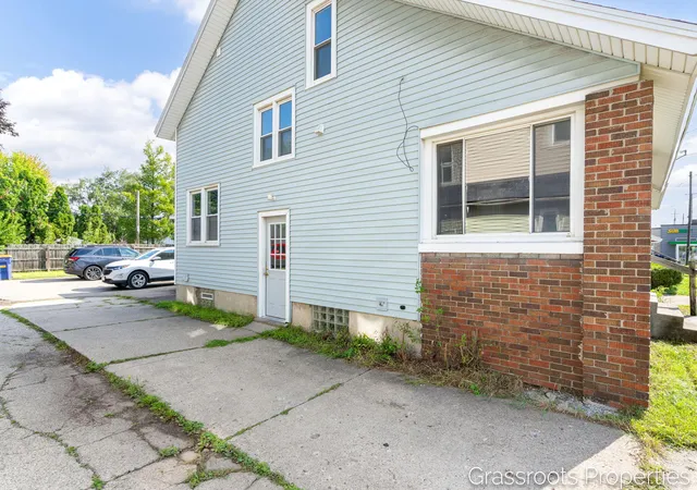 Photo 3 of Single family home for sale at 1109 Fulton St W, Grand Rapids City Kent, MI 49504 | MLS# 65026044277 | Listing updated on 2026-08-24