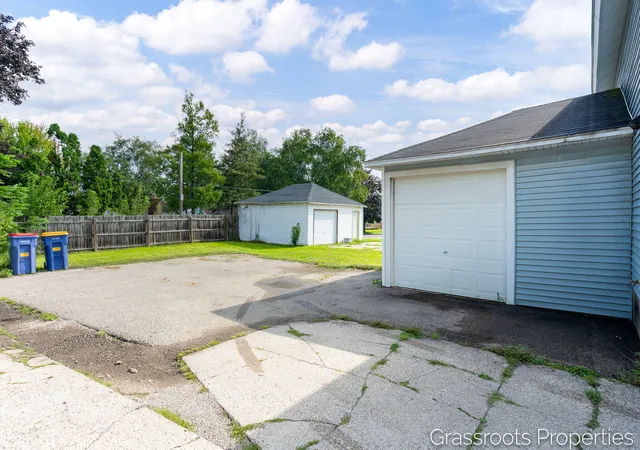 Photo 4 of Single family home for sale at 1109 Fulton St W, Grand Rapids City Kent, MI 49504 | MLS# 65026044277 | Listing updated on 2026-08-24