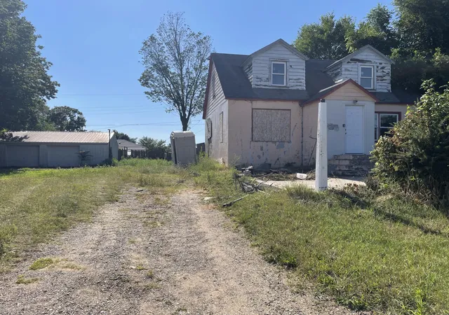 Photo 1 of Single family home for sale at 612 N Crystal Ave, Benton Charter Township Berrien, MI 49022 | MLS# 69026044271 | Listing updated on 2026-08-21