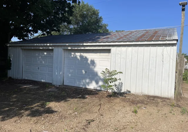 Photo 2 of Single family home for sale at 612 N Crystal Ave, Benton Charter Township Berrien, MI 49022 | MLS# 69026044271 | Listing updated on 2026-08-21