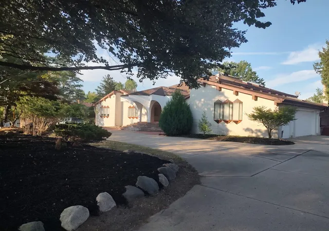 Photo 2 of Mansion for sale at 3541 Ridgeview Ct, Bloomfield Charter Township Oakland, MI 48302 | MLS# 81026044270 | Listing updated on 2026-08-21