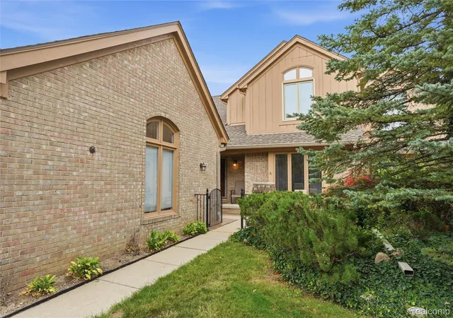 Photo 2 of Condo for sale at 5828 Dawn Ridge Dr, Troy City Oakland, MI 48098 | MLS# 20261066979 | Listing updated on 2026-09-16
