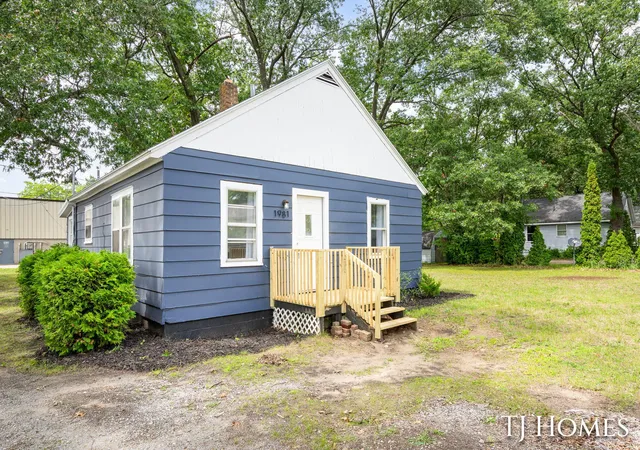 1st image of 1981 Valley St, Muskegon City Muskegon, MI 49442 | MLS# 65026044283