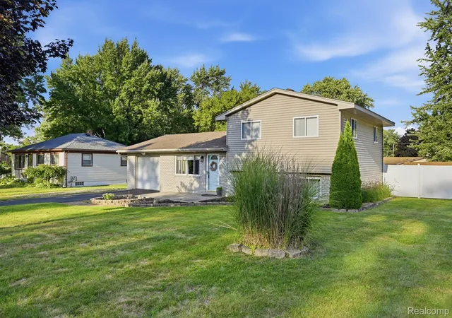 Photo 2 of Single family home for sale at 5382 Winell St, Independence Charter Township Oakland, MI 48346 | MLS# 20261067025 | Listing updated on 2026-08-30