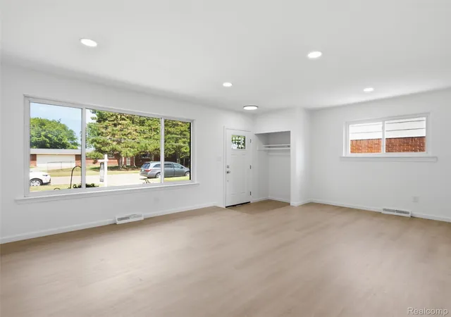 Photo 4 of Single family home for sale at 1640 Nottingham Dr, Madison Heights City Oakland, MI 48071 | MLS# 20261067030 | Listing updated on 2026-09-02