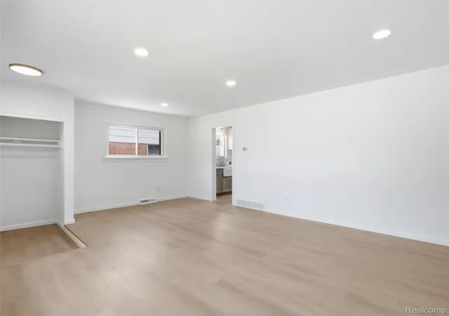 Photo 5 of Single family home for sale at 1640 Nottingham Dr, Madison Heights City Oakland, MI 48071 | MLS# 20261067030 | Listing updated on 2026-09-02